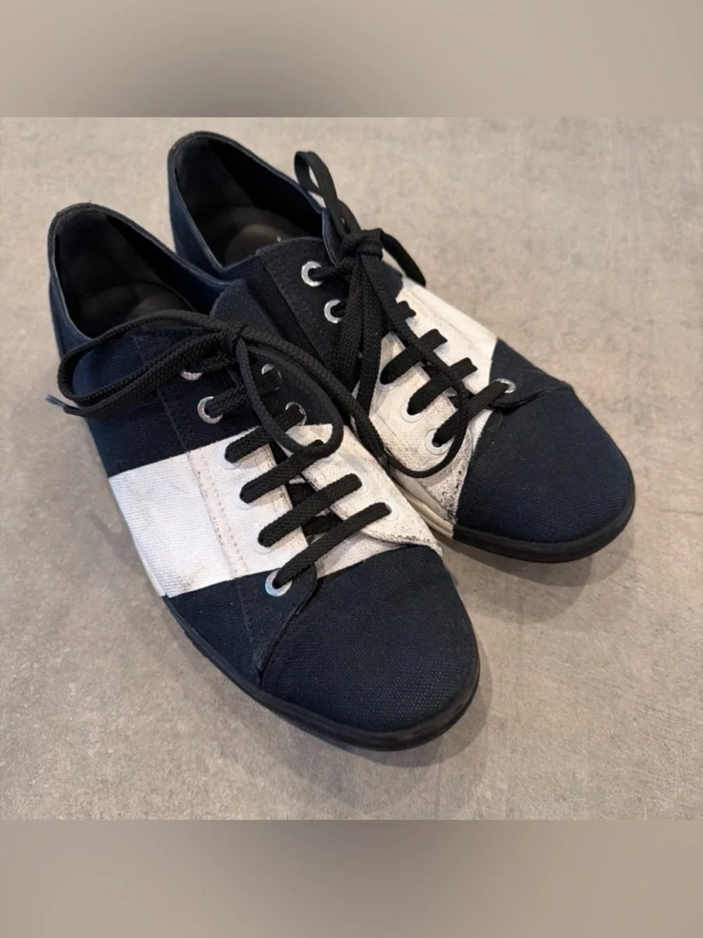 Chanel Navy & White canvas logo Sneakers
EU 37.5 US 7.5 - Picture 1 of 15